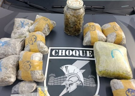 Casa é alvo de busca após denúncia e polícia apreende maconha e cocaína