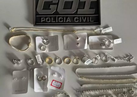 Servidora municipal é presa após furtar R$ 30 mil em semijoias