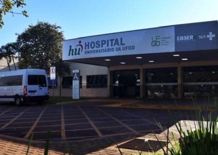Homem chega sem roupas ao HU em aparente surto e morre no pátio do hospital