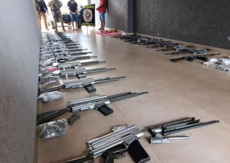 Arsenal de guerra com 30 fuzis é apreendido na regiao de fronteira