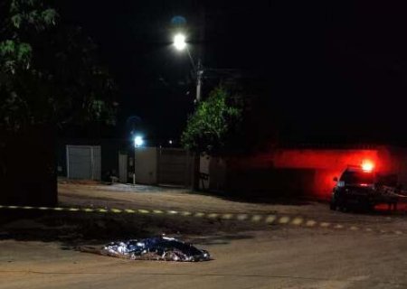 Homem é encontrado morto em rua do Centro Oeste; polícia apura espancamento