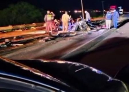 Mulheres morrem após acidente envolvendo carro e caminhões