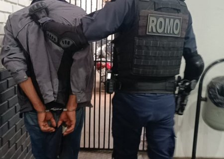 Homem é preso após invadir restaurante e ameaçar segurança com faca durante série de furtos