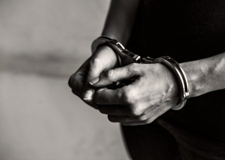 Homem é preso após tentar vender o próprio filho por R$ 10