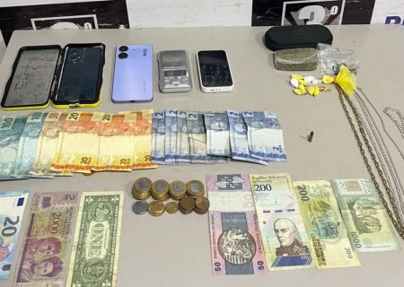 Dupla é presa e polícia apreende dólar e euro em 'boca de fumo'