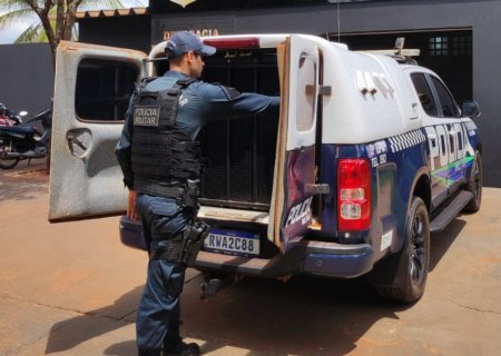 ANGÉLICA: Homem invade residência, avança com canivete contra policiais e é detido