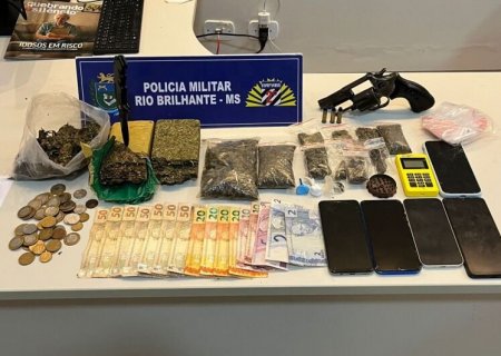 Polícia fecha 'boca de fumo' e prende dupla com arma e drogas em MS