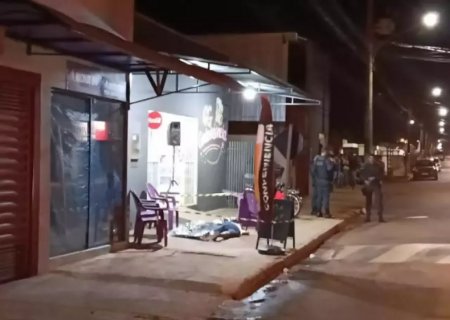 Dupla foge em veículo após executar homem a tiros em conveniência