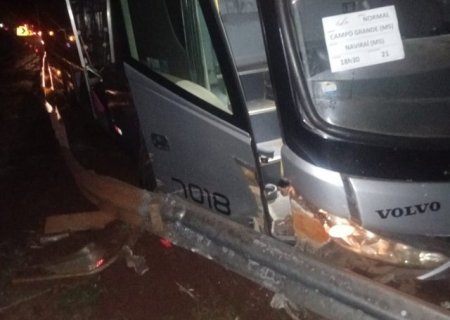 Ônibus com destino a Naviraí perde controle e sai da pista na BR-163