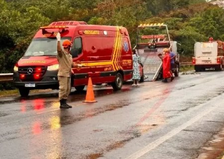 Mulher perde controle ao desviar de animal e capota veículo em MS
