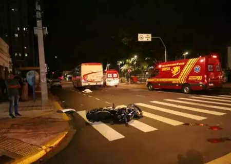 Acidente entre motocicleta e ônibus mata adolescente de 17 anos