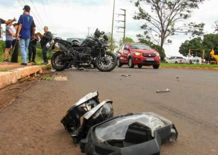 Motociclista atinge carro parado, é atropelado e vai para a Santa Casa