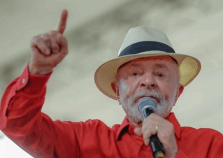 Lula diz a pastores que vermelho do PT é “sangue de Cristo”