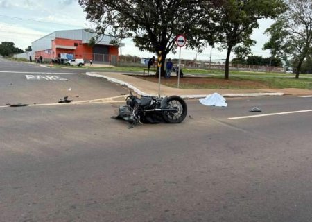 Idoso de 67 anos morre após ter moto atingida por picape em avenida