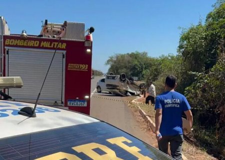 Delegado aposentado morre após carro capotar em acidente na BR-158, em MS
