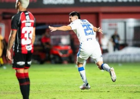 Cruzeiro vira sobre o Vitória e encosta no G-4 do Brasileirão