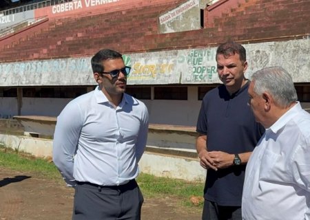 Presidente da CBF, Samir Xaud visita Morenão durante reforma em MS