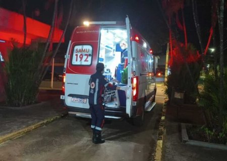 Mulher trans leva facada na porta de biqueira durante confusão em Dourados