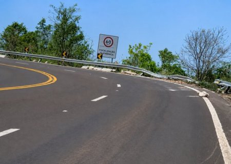 Caminhoneiro sem cinto perde controle de veículo, capota na serra e morre