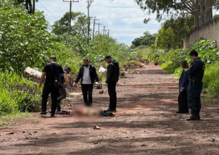 Homem é encontrado morto com ferimentos no meio da rua na capital