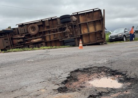 IVINHEMA: Buraco na BR-376 provoca acidente e caminhão tomba após colisão