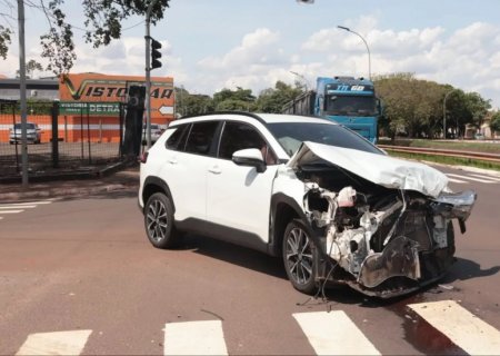 A caminho de cirurgia, médico se envolve em acidente e carros têm frentes destruídas em MS