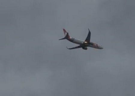VÍDEO: Motor de avião pega fogo após colidir com pássaro em Recife