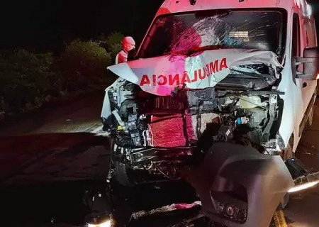 Motociclista morre após ser atingido por ambulância em rodovia