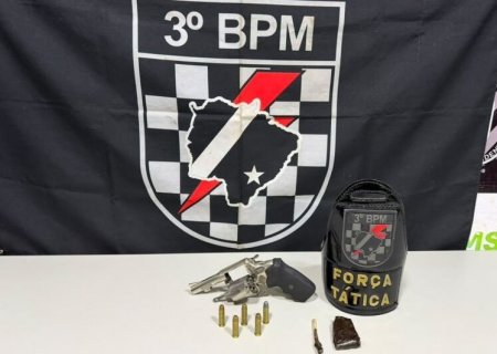 Jovem é preso por posse ilegal de arma de fogo e tráfico de drogas