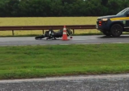 Motociclista invade pista contrária e morre ao ser atingido por carreta na BR-163
