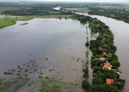 Imagens aéreas mostram áreas tomadas pela água na região do Rio Ivinhema