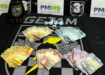 Mulher tenta escapar, mas é presa com cocaína e R$ 5,1 mil em espécie