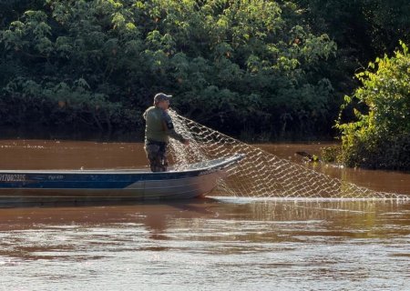 Pescador é multado em R$ 1,3 mil por excesso de captura e PMA retira 10 redes do Rio Iguatemi