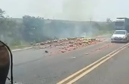 Caminhão carregado de melancia pega fogo na BR-163 em MS